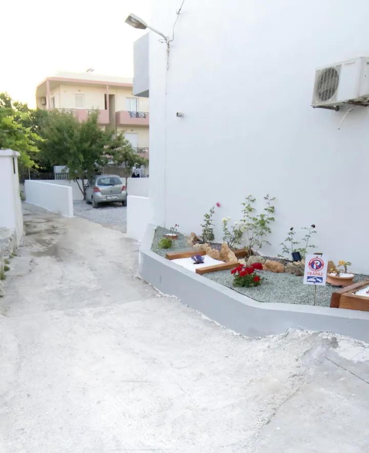 Nick And Helen Apartment Perivolia  Exterior foto